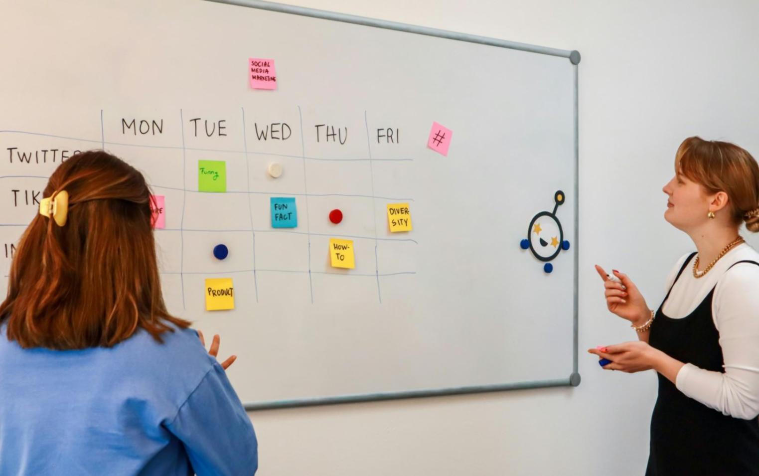 Equipo de floraxenti colaborando en estrategias de educación financiera