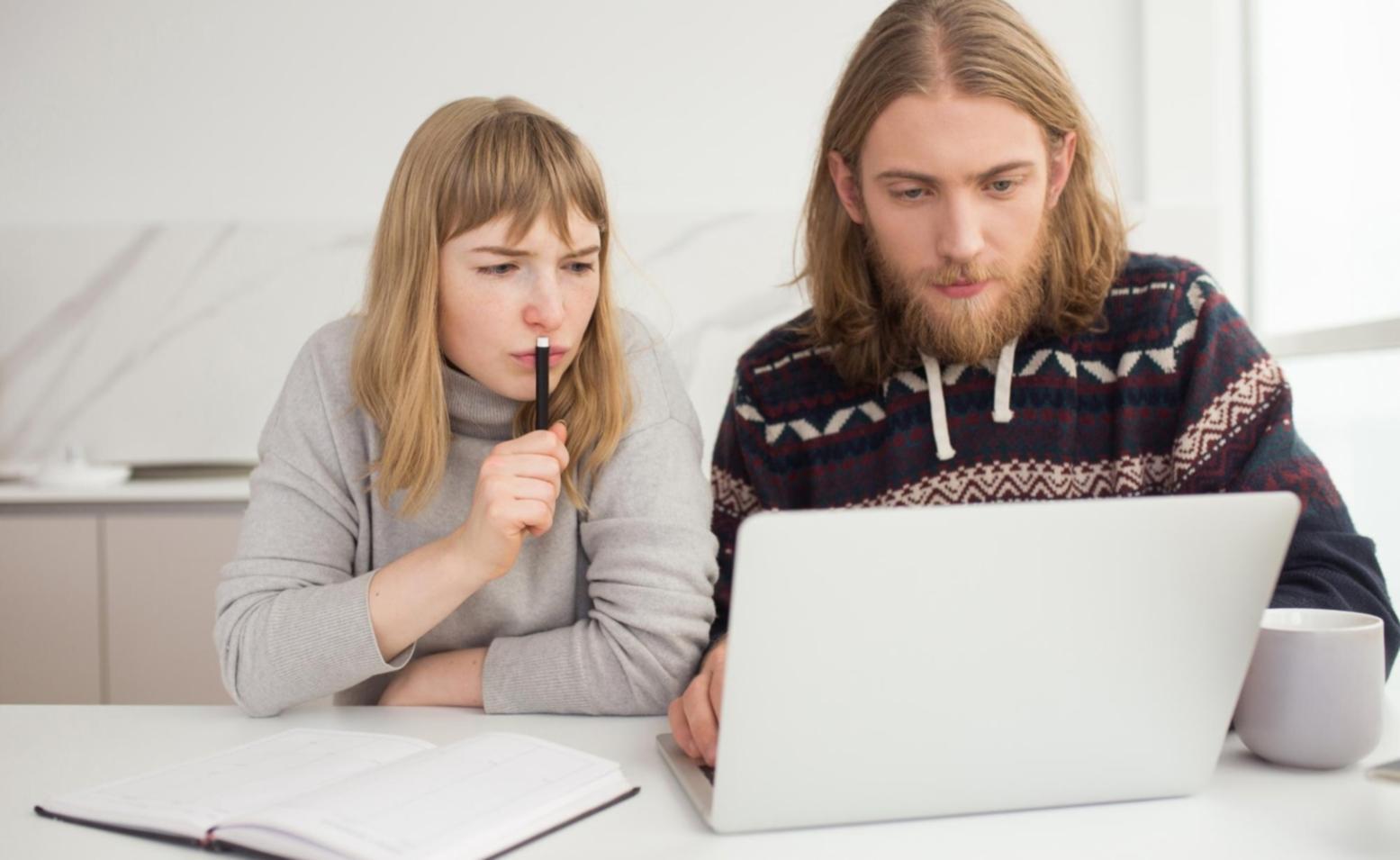 Personas trabajando en planificación financiera colaborativa